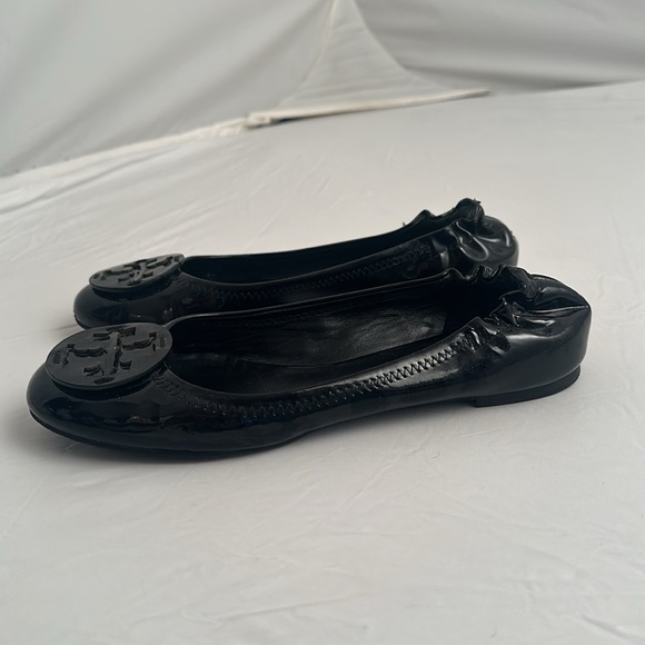 Tory Burch Reva black patent leather round medallion logo travel flat shoes - Picture 4 of 9